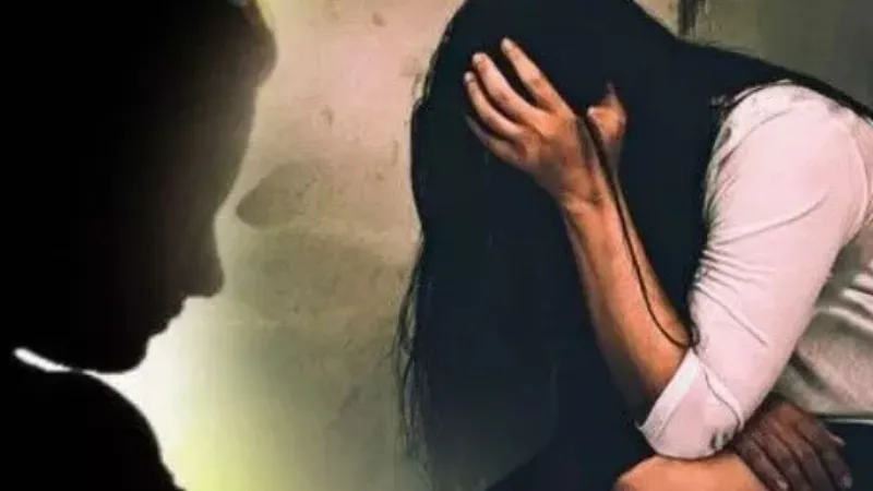डेढ़ साल से पति और प्रेमी के साथ एक ही घर में रहती रही महिला, बेटी की इज्जत बचाने को दर्ज कराई FIR  