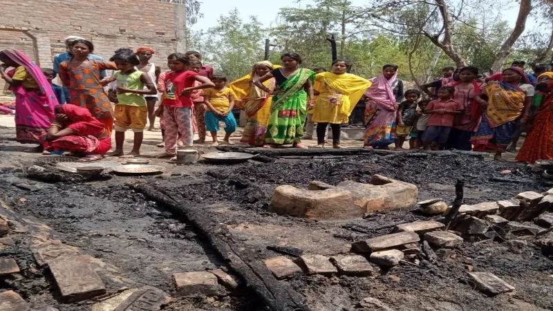 बहराइच : आग से राख हुए चार फूस के मकान, लाखों का नुकसान