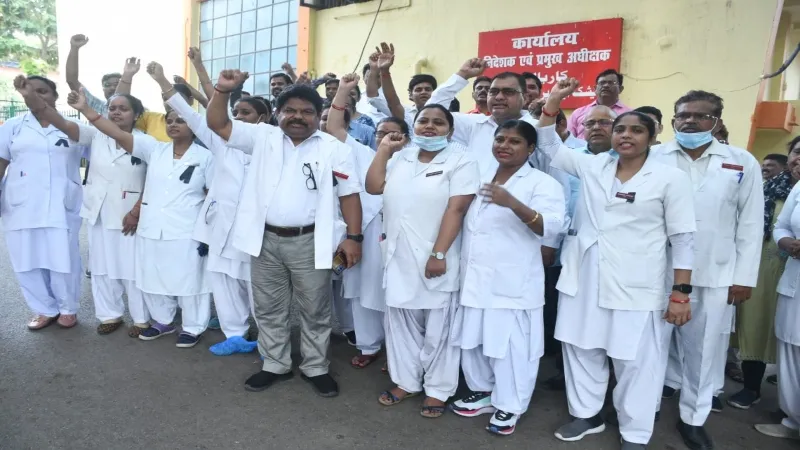 Lucknow News : स्वास्थ्य कर्मियों के कार्य बहिष्कार से अस्पतालों में बढ़ी मरीजों की मुश्किल - देखें Video