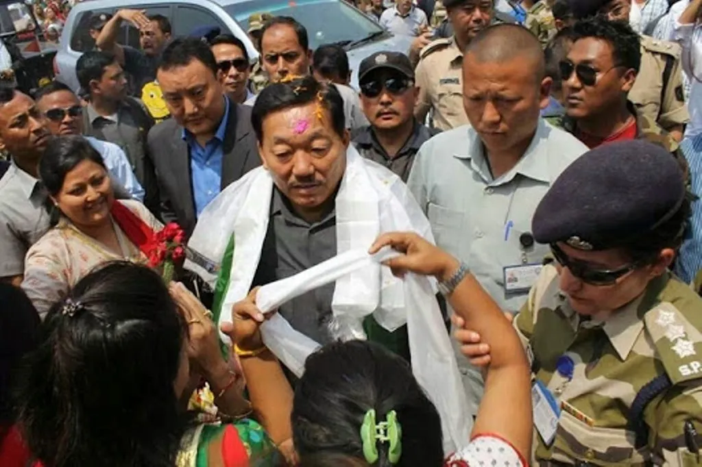 चामलिंग ने प्रसिद्ध साहित्यकारों का किया सम्मान 