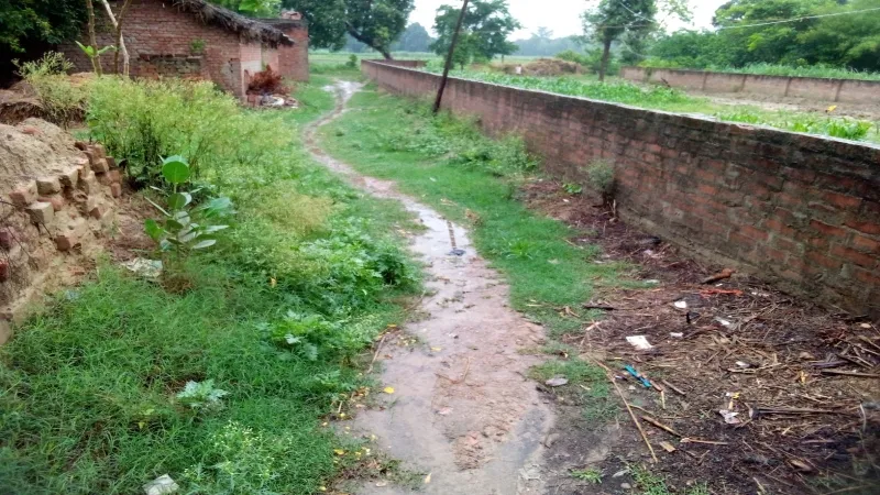 अयोध्या के इस गांव के लिए मुसीबत है बारिश, घरों में कैद रहते हैं यहां के लोग 