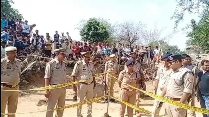 बांदा: कलयुगी पिता ने सोते समय बेटे और बहू की धारदार हथियार से की हत्या, जांच में जुटी पुलिस