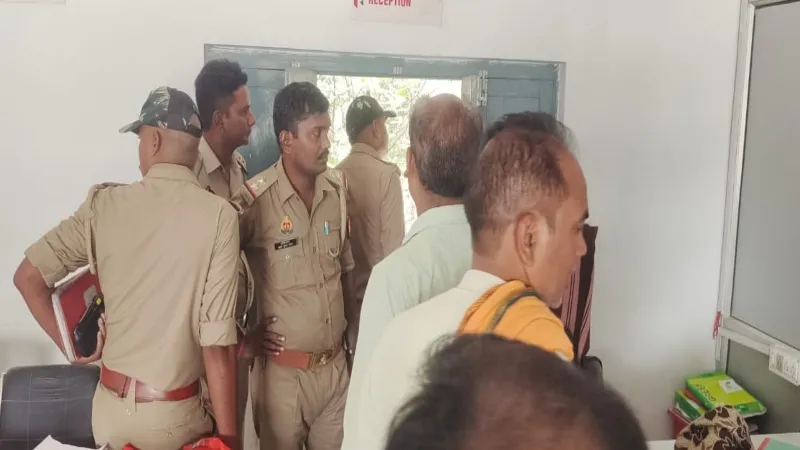 अयोध्या : चोरों ने बाइक एजेंसी को बनाया निशाना, कीमती सामान सहित उड़ाई नकदी  