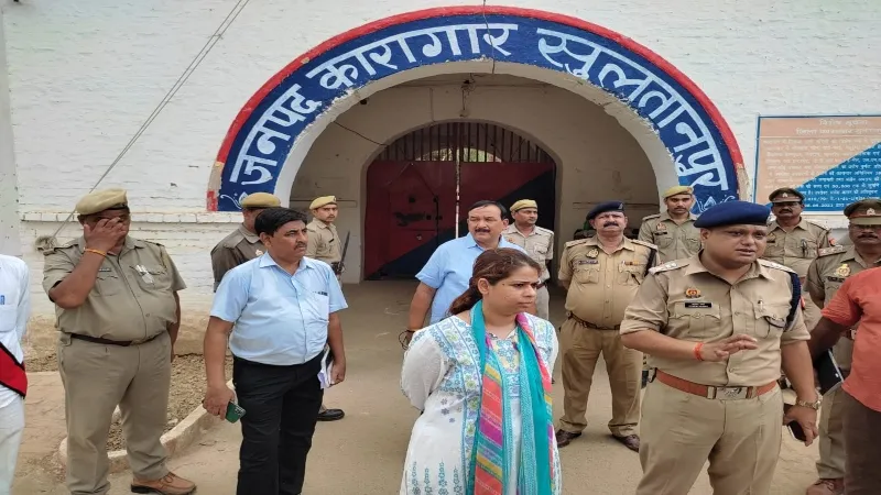 आईजी अयोध्या ने किया Sultanpur Jail का निरीक्षण, फंदे से लटके मिले हैं दो कैदियों के शव