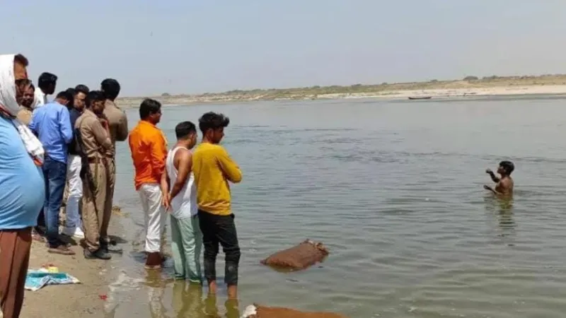 प्रयागराज : गंगा में स्नान करने गए दो चचेरे भाई डूबे, तलाश में जुटे गोताखोर