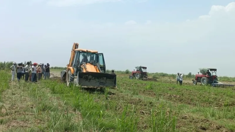 बहराइच : खलिहान की जमीन पर कब्जा हटवाने के लिए चला बुलडोजर