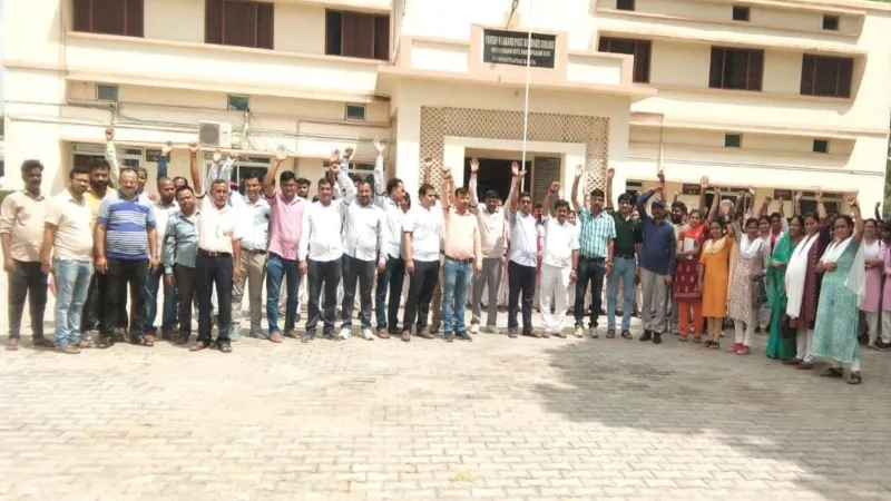 प्रतापगढ़ : सीओ के खिलाफ नहीं थम रहा आक्रोश, शिक्षकों ने काली पट्टी बांधकर जताया विरोध