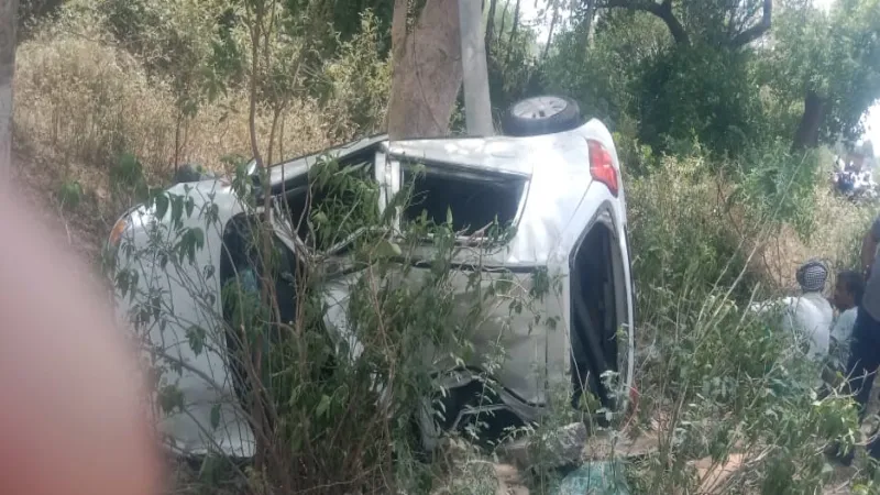 उन्नाव में गाड़ी के सामने अचानक आया मवेशी, पोल से कार टकराने में तीन की मौत - दो घायल 
