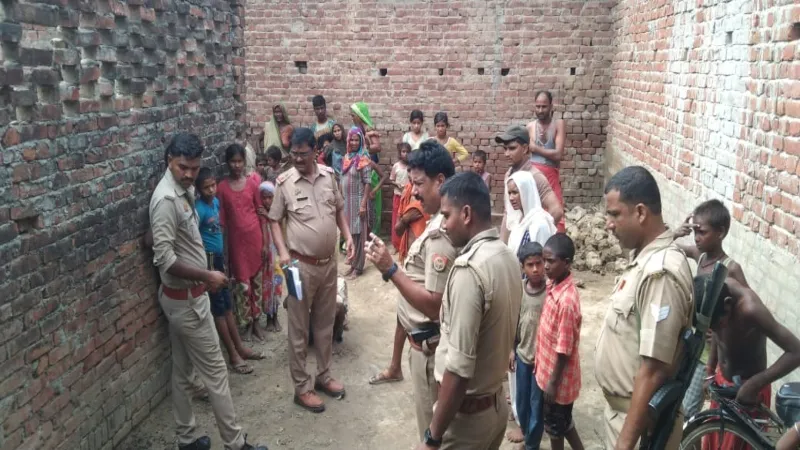 बहराइच में गैंगस्टर के फरार अभियुक्त के घर की हुई कुर्की