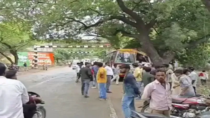 महोबा : साइकिल सवार को बचाने में पेड़ से टकराई बस, 20 यात्री घायल