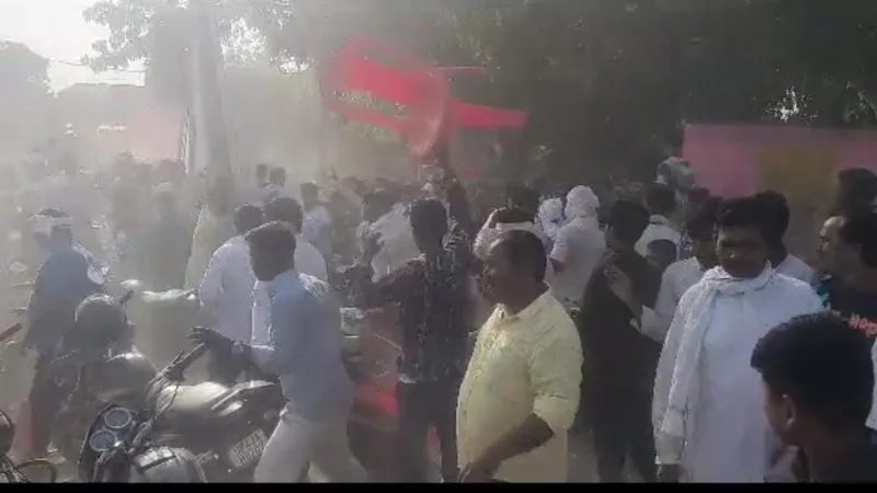 गोंडा : बृजभूषण सिंह के साथ सेल्फी लेने पर भिड़े समर्थक, जबरदस्त पथराव के बीच भागे सांसद