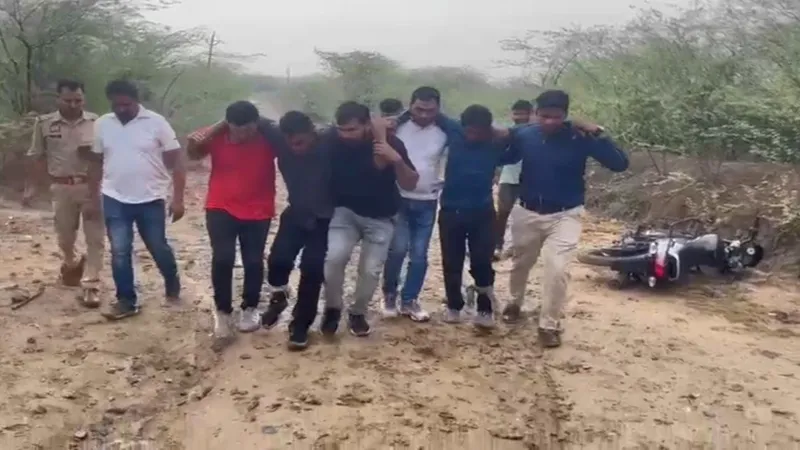 Jalaun Encounter : 25 हजार का ईनामी पुलिस मुठभेड़ में गिरफ्तार, दो घायल