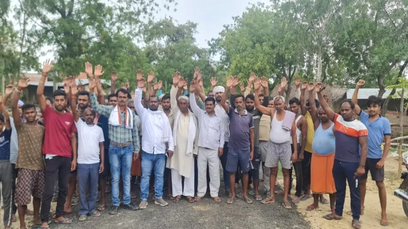 रायबरेली में बनने के साथ ही उखड़ने लगी सड़क, ग्रामीणों के साथ प्रधान ने किया प्रदर्शन  