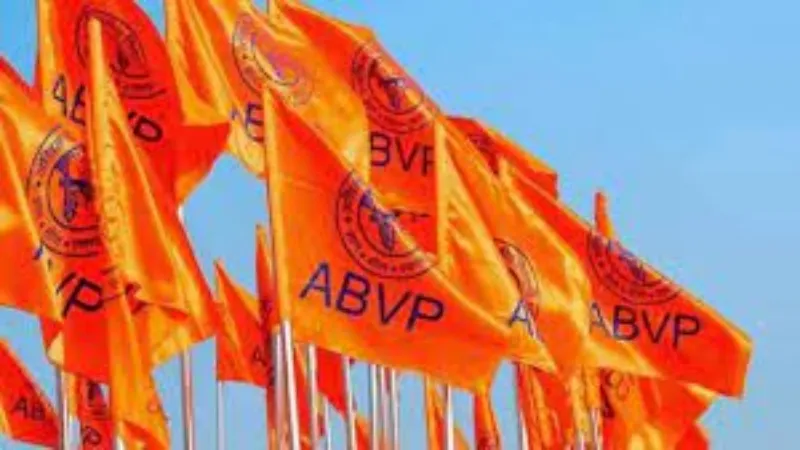 हरदोई : पिछड़ा वर्ग कल्याण अधिकारी के दफ्तर में घुसे ABVP कार्यकर्ता, हुआ जोरदार हंगामा 