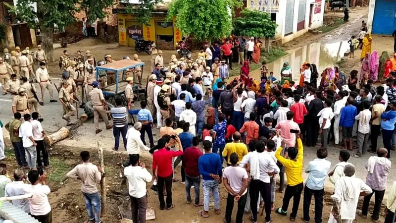 इटावा : पुलिस से परेशान महिला ने खाया जहर, परिजनों शव रखकर लगाया जाम