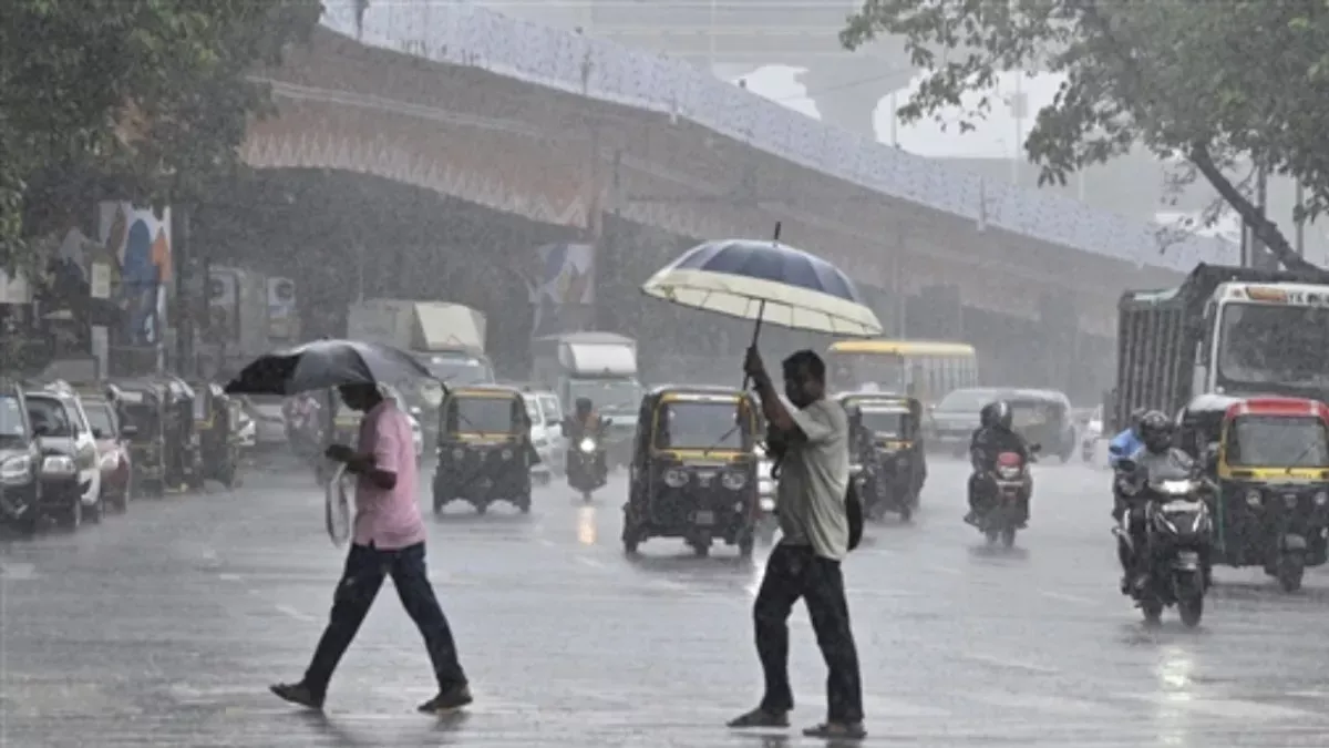 मुंबई में भारी बारिश, पेड़ गिरने से एक व्यक्ति की मौत