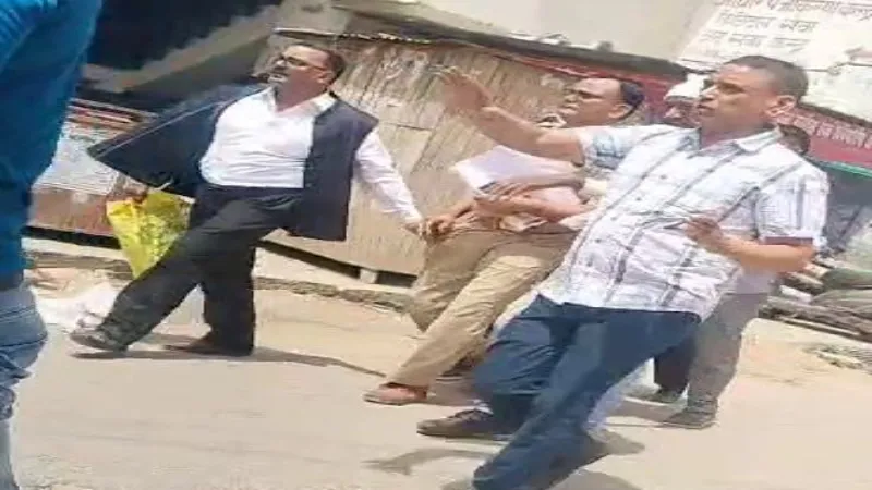 लखनऊ में रिश्वत लेते एंटी करप्शन टीम ने दरोगा को किया गिरफ्तार 