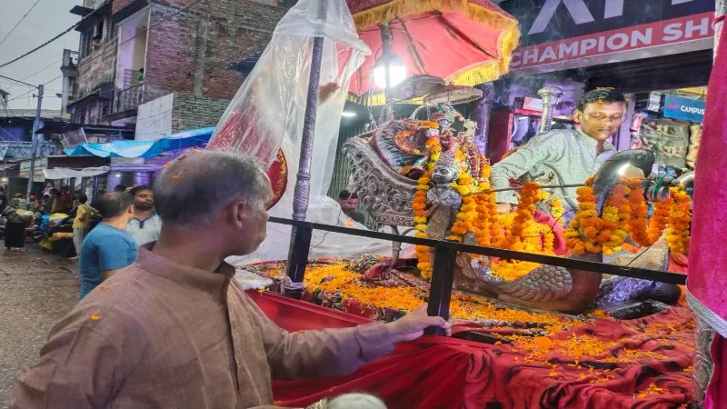 गोंडा : गाजे बाजे के साथ निकली भगवान जगन्नाथ जी की रथयात्रा