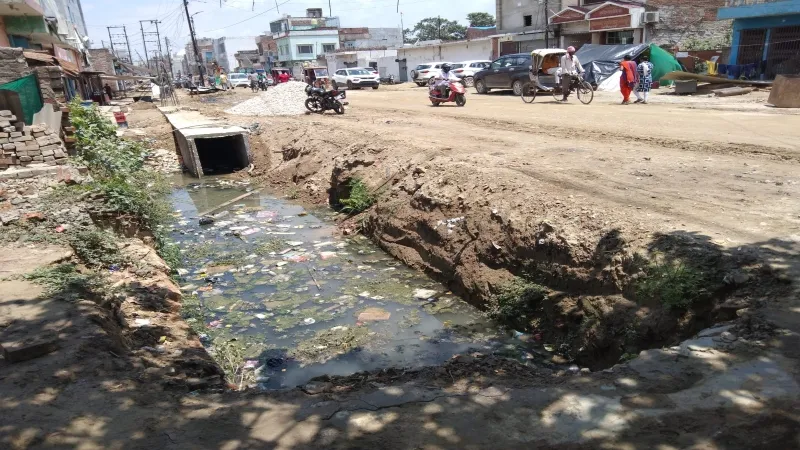 लापरवाही : रामपथ पर टूटी पाइप लाइन से रोजाना 2 लाख लीटर बर्बाद हो रहा पानी