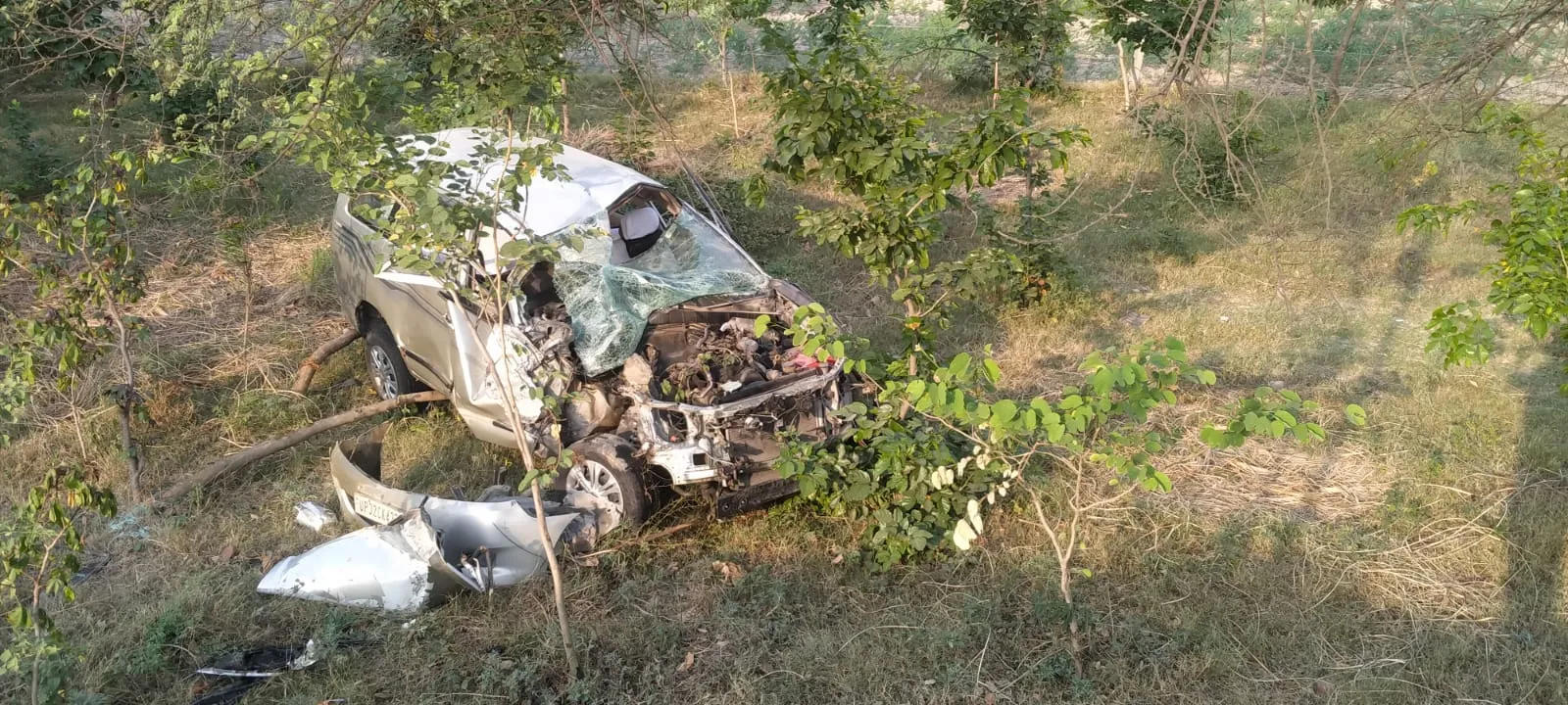 बरेली: कार को कैंटर ने मारी टक्कर, हाईवे से खाई में जा गिरी कार, कई लोग घायल