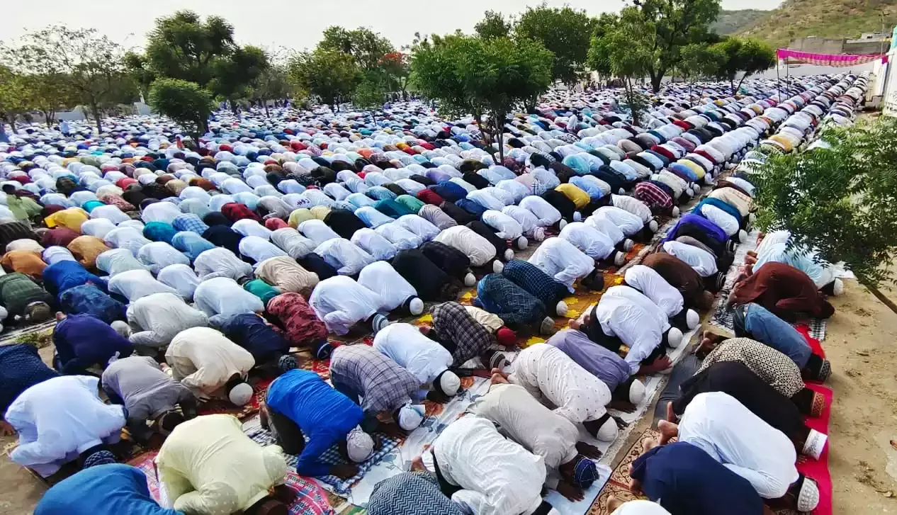 राजस्थान के अजमेर में ईदगाह पर अदा की गई विशेष नमाज