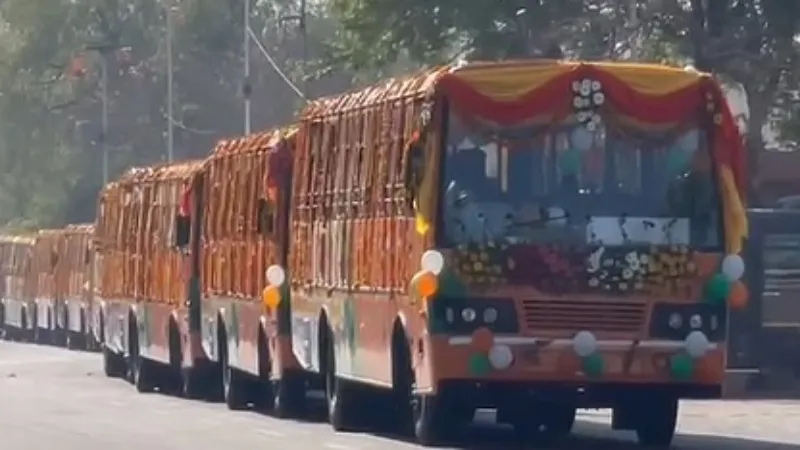 CM योगी ने रोडवेज की 100 बसों को दिखाई हरी झंडी, दिल्ली के लिए यूपी के सभी जिलों से सीधी सेवा शुरू 