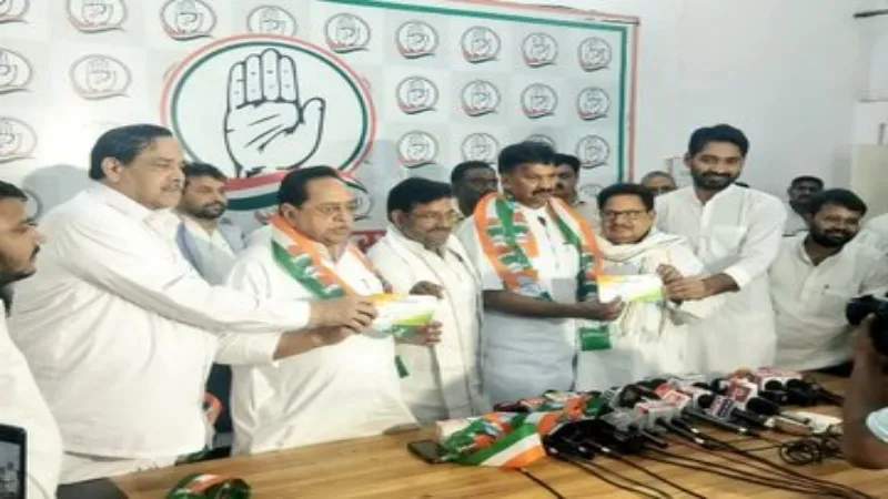 UP में सपा को बड़ा झटका, मुलायम के करीबी सीपी राय कांग्रेस में शामिल 