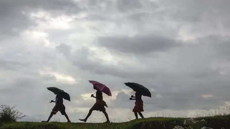 UP Weather : आज हो सकती है मानसून की एंट्री, उमस भरी गर्मी से बारिश दिलाएगी निजात
