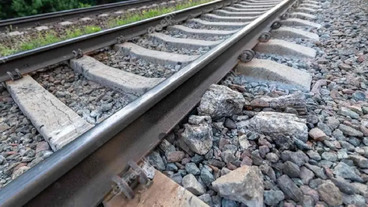 लक्सर: रील बना रहे थे किशोर, शताब्दी एक्स्प्रेस की चपेट में आने से हुई मौत 
