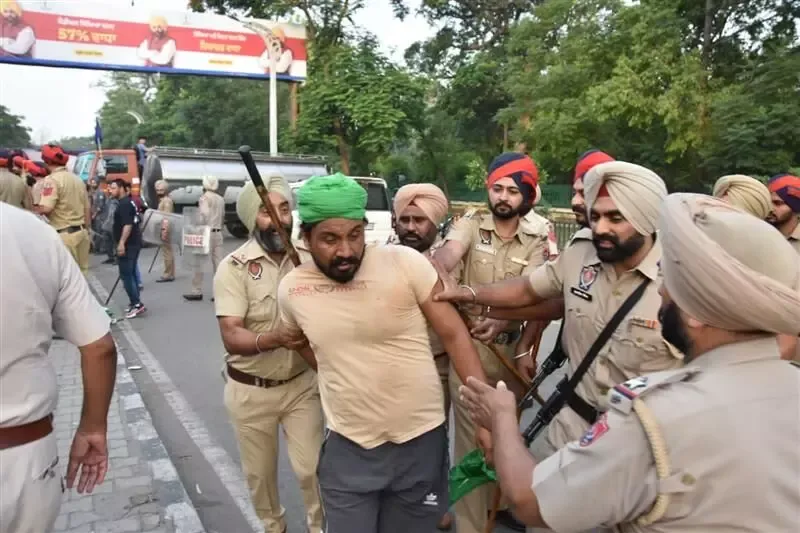 पंजाब पुलिस ने पीएसपीसीएल के कार्यालय के बाहर प्रदर्शन कर रहे किसानों को हटाया 