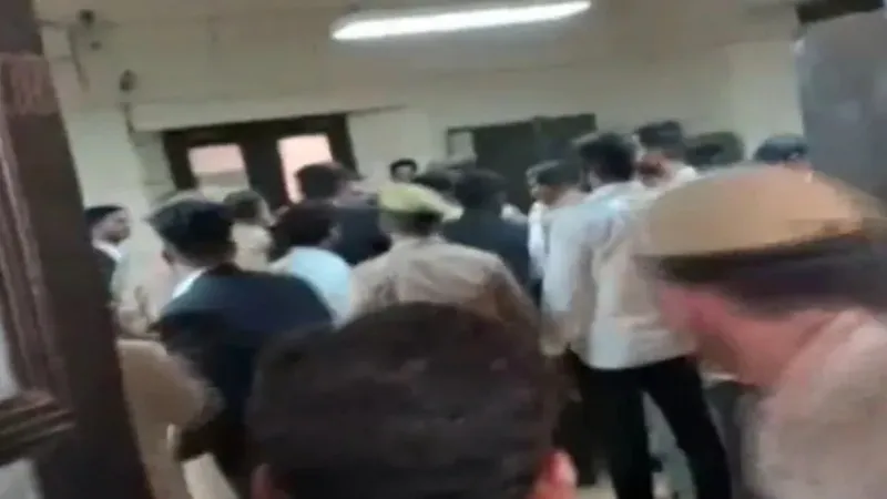 Video - लखनऊ कोर्ट में हिस्ट्रीशीटर संजीव जीवा की हत्या, वकीलों का जबरदस्त हंगामा, कहा - हमने पकड़ा शूटर, मोबाइल चलाती रही पुलिस 
