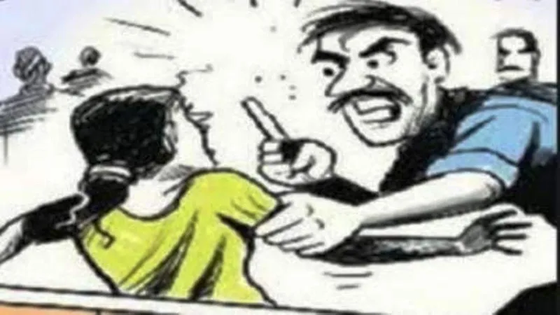 लखनऊ : युवक ने दबंगों पर लगाया घर में घुस कर पत्नी और बेटी पर जानलेवा हमला करने का आरोप
