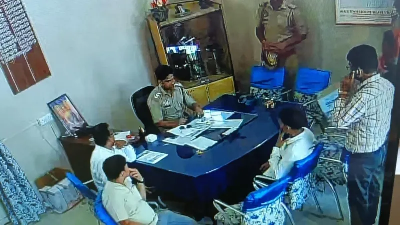 प्रतापगढ़ में परीक्षा के दौरान प्राचार्य की कुर्सी पर जम गए सीओ, वर्दी का रौब झाड़ते CCTV में हुए कैद 