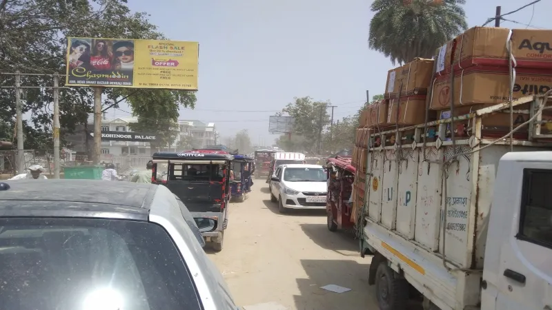 अयोध्या : रीडगंज से देवकाली जाना भी दुश्वार, सीवर खोदाई से जाम