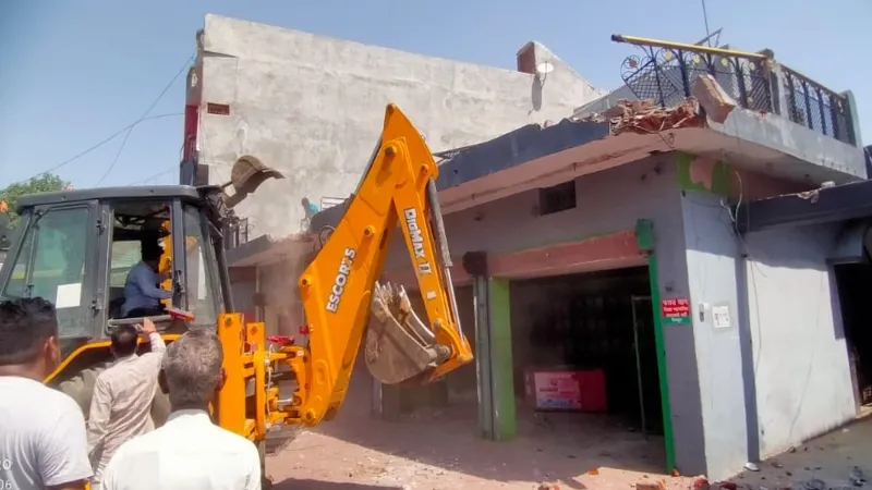 चित्रकूट : फराज के घर के हिस्से गिराने की पड़ताल करेंगे छह सपा विधायक, अखिलेश यादव ने दिए निर्देश 