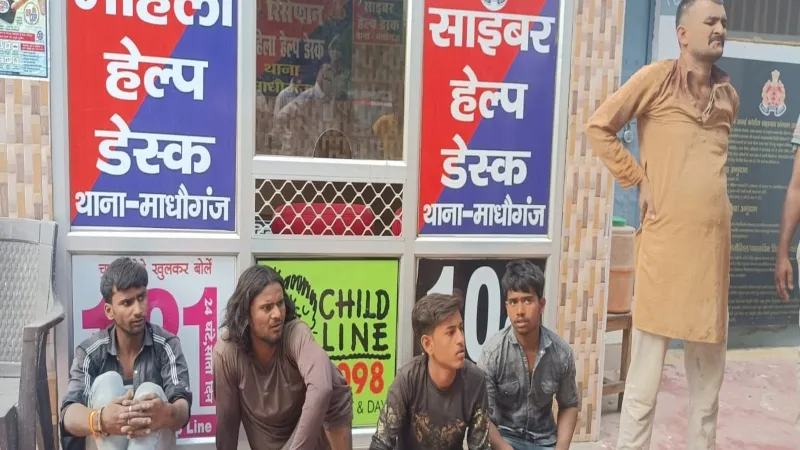 हरदोई : ग्रामीणों ने पिकअप से आए चोरों को घेराबंदी कर दबोचा, की पिटाई 