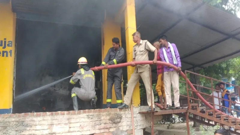 बाराबंकी : दुकान में लगी आग, लाखों के रेडीमेड गारमेंट खाक  