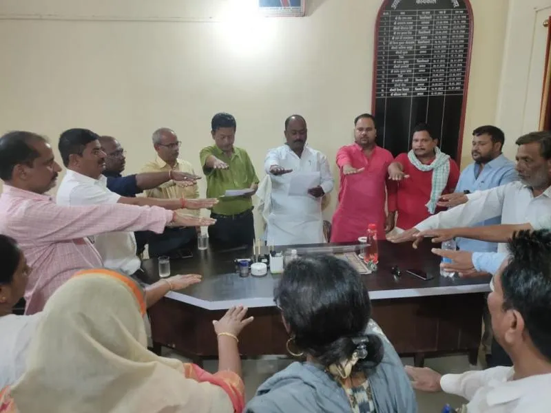 संत कबीर नगर : जिला पंचायत कार्यालय परिसर में पर्यावरण सुरक्षा की दिलाई गई शपथ