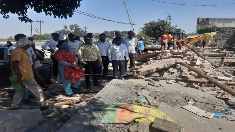 बहराइच : जल निकासी की बेहतर सुविधा के लिए अतिक्रमण पर चला बुलडोजर