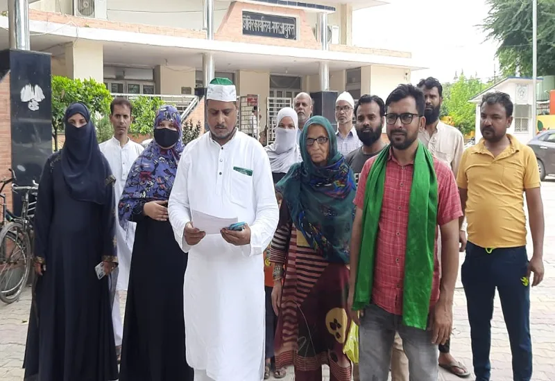 मुरादाबाद : टूटे नाले से दुर्घटना की आशंका, बरसात में होता है जलभराव...मिया कॉलोनी के लोगों ने सौंपा ज्ञापन