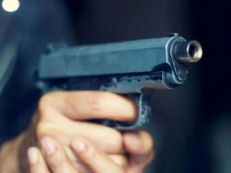 प्रतापगढ़ : बदमाशों ने तमंचा सटाकर सर्राफा कारोबारी से छीना गहनों से भरा बैग