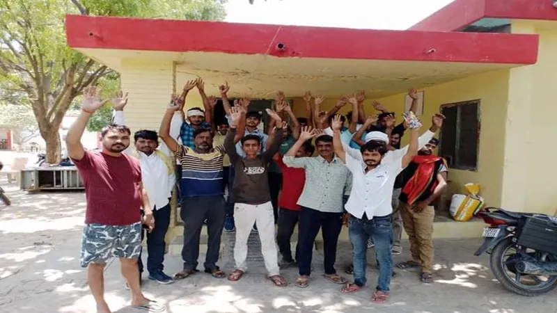 रायबरेली : बिजली कटौती से परेशान ग्रामीणों ने उपकेंद्र का किया घेराव