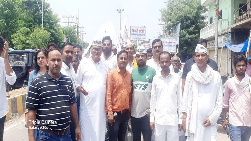 सुलतानपुर : बिजली कटौती को लेकर आप का प्रदर्शन, जुलूस निकालकर सीएम को भेजा ज्ञापन