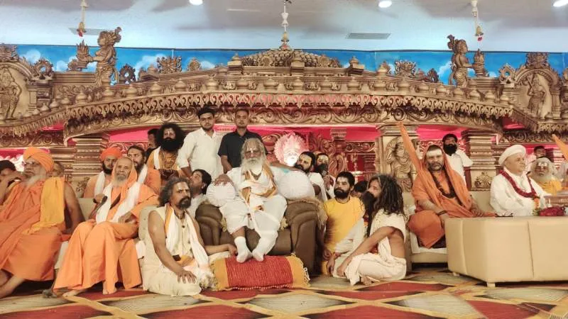 अयोध्या : महंत नृत्यगोपाल दास के 85वें जन्मोत्सव पर आयोजित संत सम्मेलन में जुटे देशभर के साधु-संत