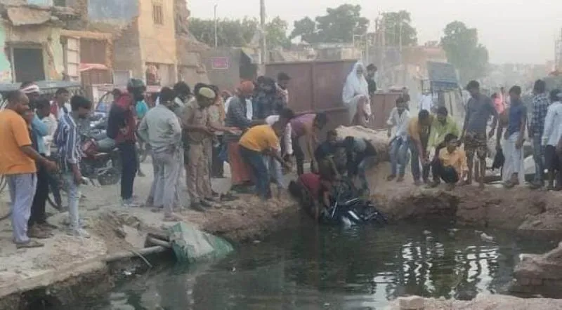 अयोध्या : मोटरसाइकिल सहित रामपथ के 8 फुट गहरे पानी से भरे डक्ट में गिरा युवक