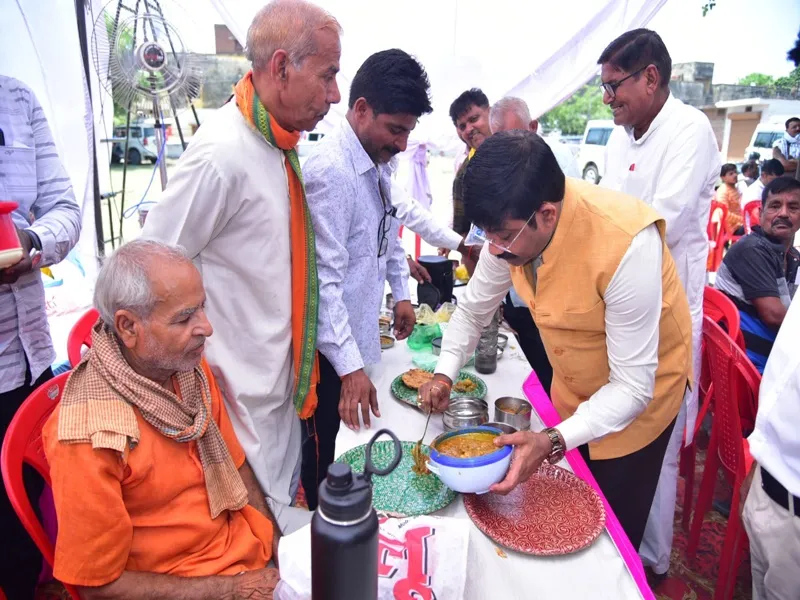 प्रयागराज : कोई लाया पूड़ी-सब्जी, कोई लाया तहरी, टिफिन बैठक में बैठे मंत्री नन्दी ने किया भोजन