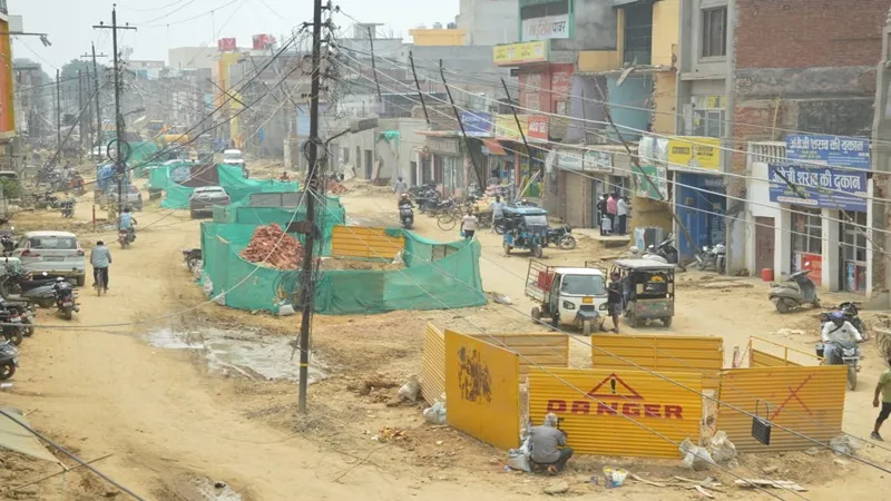 अयोध्या : रामपथ निर्माण के चलते 20 हजार की आबादी झेल रही है जलापूर्ति और बिजली संकट