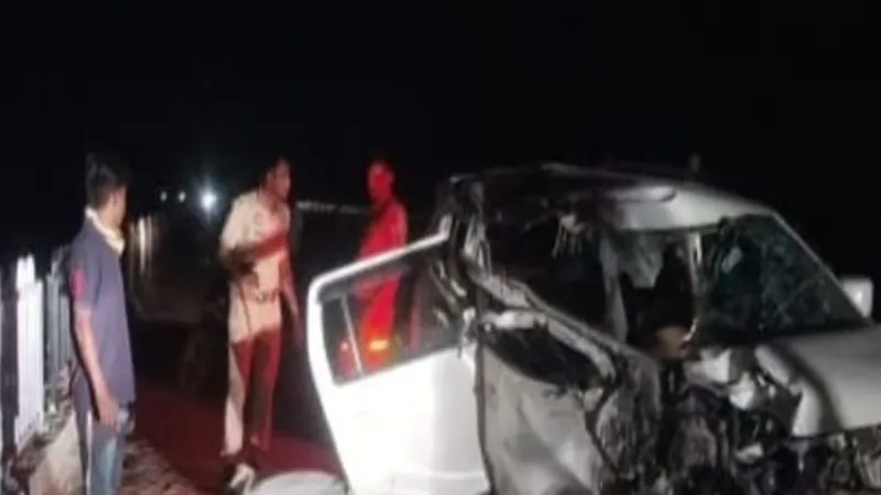 अयोध्या में ट्रक की टक्कर से बुरी तरह क्षतिग्रस्त हुई कार, दो की मौत