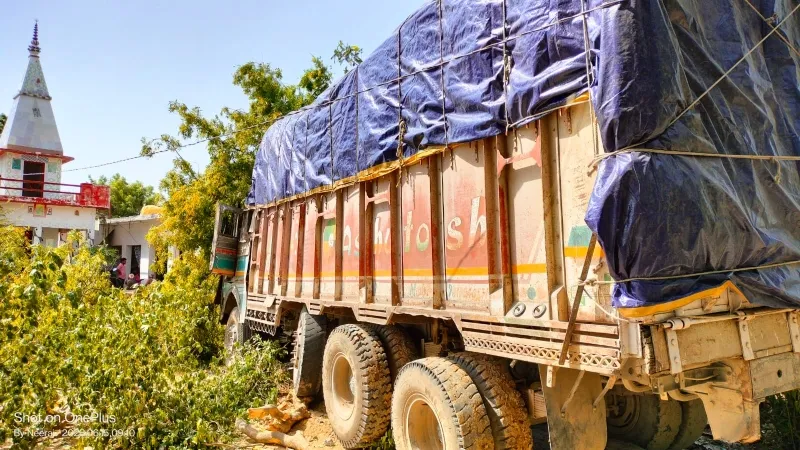 रायबरेली : पोल तोड़ते हुए पेड़ से टकराया अनियंत्रित ट्रक , पास में सो रहे दो भाई घायल