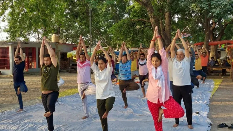 बहराइच : मरी माता मंदिर प्रांगण में आयोजित हुआ योग कार्यक्रम, SDM बोले - करो योग रहो निरोग 